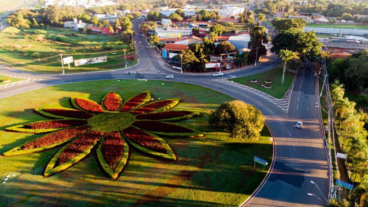 Vias e rotatória em Paulínia